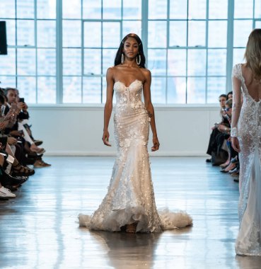 New York, Ny - 12 Nisan: New York Moda Haftası'nda Berta Gelin Baharı 2020 moda koleksiyonu sırasında podyumda yürüyen bir model: Gelinlik Nisan'da 12, 2019 Nyc.