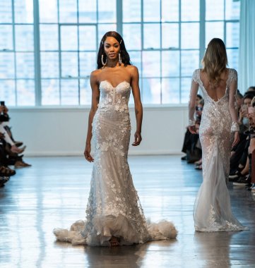 New York, Ny - 12 Nisan: New York Moda Haftası'nda Berta Gelin Baharı 2020 moda koleksiyonu sırasında podyumda yürüyen bir model: Gelinlik Nisan'da 12, 2019 Nyc.