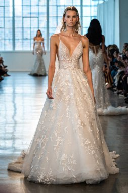 New York, Ny - 12 Nisan: New York Moda Haftası'nda Berta Gelin Baharı 2020 moda koleksiyonu sırasında podyumda yürüyen bir model: Gelinlik Nisan'da 12, 2019 Nyc.