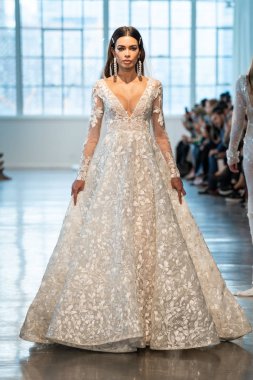 New York, Ny - 12 Nisan: New York Moda Haftası'nda Berta Gelin Baharı 2020 moda koleksiyonu sırasında podyumda yürüyen bir model: Gelinlik Nisan'da 12, 2019 Nyc.