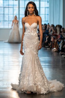 New York, Ny - 12 Nisan: New York Moda Haftası'nda Berta Gelin Baharı 2020 moda koleksiyonu sırasında podyumda yürüyen bir model: Gelinlik Nisan'da 12, 2019 Nyc.