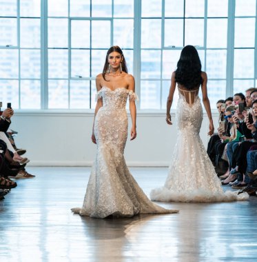 New York, Ny - 12 Nisan: New York Moda Haftası'nda Berta Gelin Baharı 2020 moda koleksiyonu sırasında podyumda yürüyen bir model: Gelinlik Nisan'da 12, 2019 Nyc.