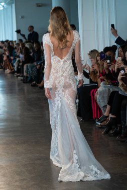 New York, Ny - 12 Nisan: New York Moda Haftası'nda Berta Gelin Baharı 2020 moda koleksiyonu sırasında podyumda yürüyen bir model: Gelinlik Nisan'da 12, 2019 Nyc.