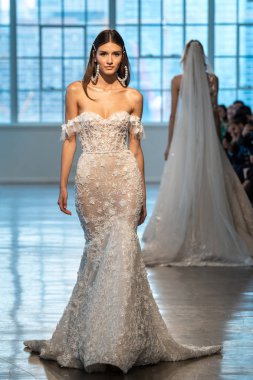 New York, Ny - 12 Nisan: New York Moda Haftası'nda Berta Gelin Baharı 2020 moda koleksiyonu sırasında podyumda yürüyen bir model: Gelinlik Nisan'da 12, 2019 Nyc.