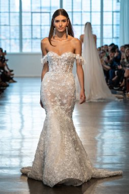 New York, Ny - 12 Nisan: New York Moda Haftası'nda Berta Gelin Baharı 2020 moda koleksiyonu sırasında podyumda yürüyen bir model: Gelinlik Nisan'da 12, 2019 Nyc.