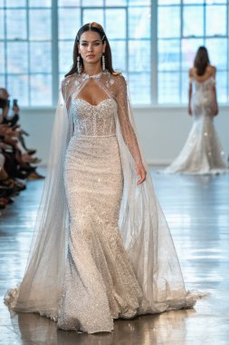 New York, Ny - 12 Nisan: New York Moda Haftası'nda Berta Gelin Baharı 2020 moda koleksiyonu sırasında podyumda yürüyen bir model: Gelinlik Nisan'da 12, 2019 Nyc.