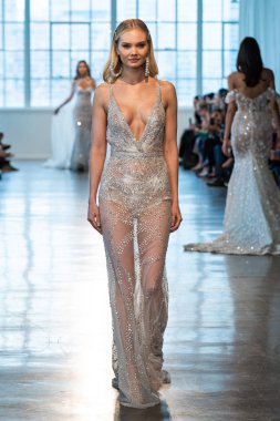 New York, Ny - 12 Nisan: New York Moda Haftası'nda Berta Gelin Baharı 2020 moda koleksiyonu sırasında podyumda yürüyen bir model: Gelinlik Nisan'da 12, 2019 Nyc.
