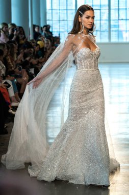 New York, Ny - 12 Nisan: New York Moda Haftası'nda Berta Gelin Baharı 2020 moda koleksiyonu sırasında podyumda yürüyen bir model: Gelinlik Nisan'da 12, 2019 Nyc.