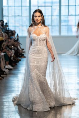 New York, Ny - 12 Nisan: New York Moda Haftası'nda Berta Gelin Baharı 2020 moda koleksiyonu sırasında podyumda yürüyen bir model: Gelinlik Nisan'da 12, 2019 Nyc.