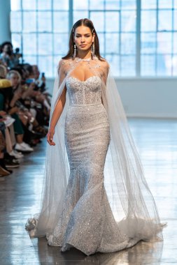 New York, Ny - 12 Nisan: New York Moda Haftası'nda Berta Gelin Baharı 2020 moda koleksiyonu sırasında podyumda yürüyen bir model: Gelinlik Nisan'da 12, 2019 Nyc.