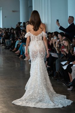 New York, Ny - 12 Nisan: New York Moda Haftası'nda Berta Gelin Baharı 2020 moda koleksiyonu sırasında podyumda yürüyen bir model: Gelinlik Nisan'da 12, 2019 Nyc.