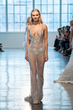 New York, Ny - 12 Nisan: New York Moda Haftası'nda Berta Gelin Baharı 2020 moda koleksiyonu sırasında podyumda yürüyen bir model: Gelinlik Nisan'da 12, 2019 Nyc.