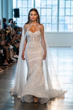 New York, Ny - 12 Nisan: New York Moda Haftası'nda Berta Gelin Baharı 2020 moda koleksiyonu sırasında podyumda yürüyen bir model: Gelinlik Nisan'da 12, 2019 Nyc.