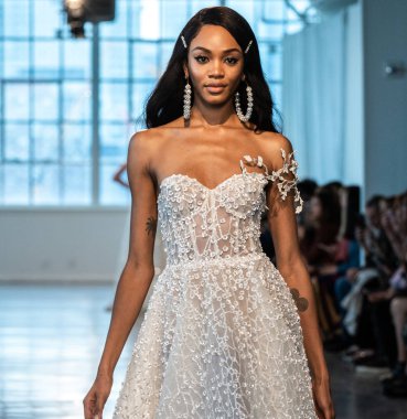 New York, Ny - 12 Nisan: New York Moda Haftası'nda Berta Gelin Baharı 2020 moda koleksiyonu sırasında podyumda yürüyen bir model: Gelinlik Nisan'da 12, 2019 Nyc.