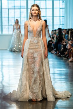 New York, Ny - 12 Nisan: New York Moda Haftası'nda Berta Gelin Baharı 2020 moda koleksiyonu sırasında podyumda yürüyen bir model: Gelinlik Nisan'da 12, 2019 Nyc.