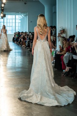 New York, Ny - 12 Nisan: New York Moda Haftası'nda Berta Gelin Baharı 2020 moda koleksiyonu sırasında podyumda yürüyen bir model: Gelinlik Nisan'da 12, 2019 Nyc.