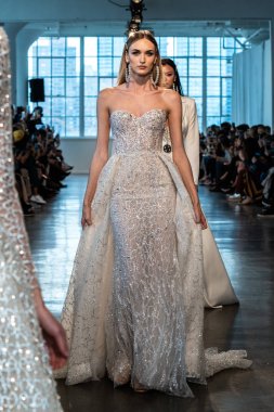 New York, Ny - 12 Nisan: Modeller New York Moda Haftası'nda Berta Gelin Baharı 2020 moda koleksiyonu sırasında pist finali yürümek: Gelinlik Nisan'da 12, 2019 Nyc.