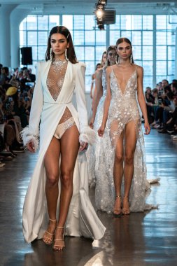 New York, Ny - 12 Nisan: Modeller New York Moda Haftası'nda Berta Gelin Baharı 2020 moda koleksiyonu sırasında pist finali yürümek: Gelinlik Nisan'da 12, 2019 Nyc.