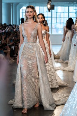 New York, Ny - 12 Nisan: Modeller New York Moda Haftası'nda Berta Gelin Baharı 2020 moda koleksiyonu sırasında pist finali yürümek: Gelinlik Nisan'da 12, 2019 Nyc.