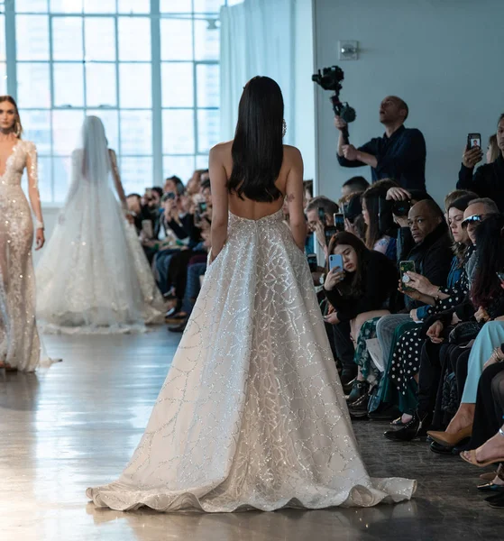 Nova Iorque Abril Modelo Caminha Passarela Durante Coleção Moda Berta — Fotografia de Stock