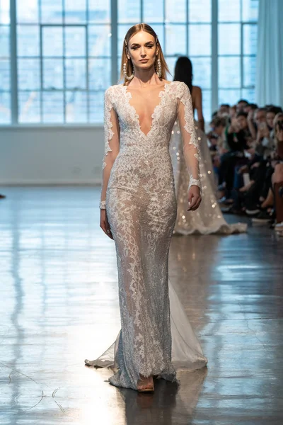 New York April Modell Går Banan Berta Bridal Spring 2020 — Stockfoto