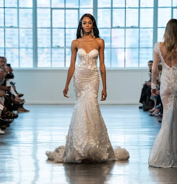 New York Duben Model Prochází Dráhu Během Kberta Bridal Jaro — Stock fotografie