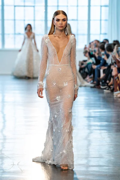 New York April Modell Går Banan Berta Bridal Spring 2020 — Stockfoto