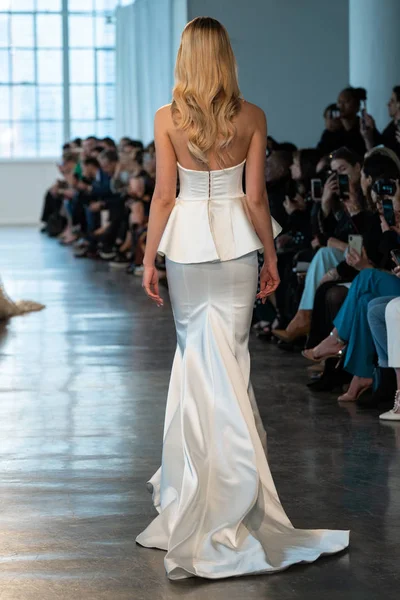 New York April Modell Går Banan Berta Bridal Spring 2020 — Stockfoto