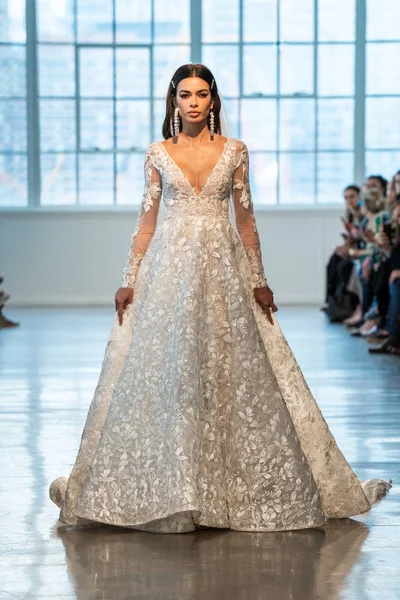 4月12日 在纽约时装周的Berta新娘2020春季时装系列中 一位模特走在跑道上 2019年4月12日在纽约举行婚礼 — 图库照片