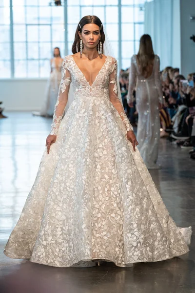 New York April Modell Går Banan Berta Bridal Spring 2020 — Stockfoto