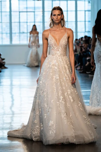 New York April Modell Går Banan Berta Bridal Spring 2020 — Stockfoto