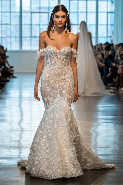 New York April Modell Går Banan Berta Bridal Spring 2020 — Stockfoto