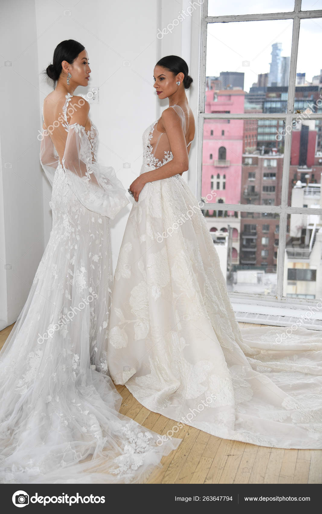 New York April Models Posing Ines Santo Spring 2020 Bridal — Stock