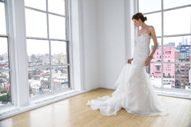 New York, Ny - 15 Nisan: New York Moda Haftası'nda Ines Di Santo İlkbahar 2020 gelinlik moda sunumu sırasında poz veren bir model: Gelinlik Nisan'da 15, 2019 Nyc.