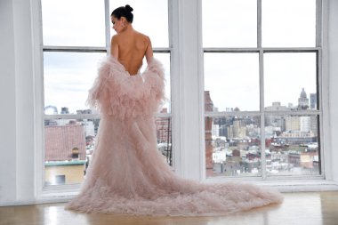 New York, Ny - 15 Nisan: New York Moda Haftası'nda Ines Di Santo İlkbahar 2020 gelinlik moda sunumu sırasında poz veren bir model: Gelinlik Nisan'da 15, 2019 Nyc.