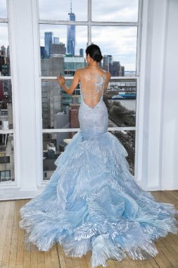 New York, Ny - 15 Nisan: New York Moda Haftası'nda Ines Di Santo İlkbahar 2020 gelinlik moda sunumu sırasında poz veren bir model: Gelinlik Nisan'da 15, 2019 Nyc.