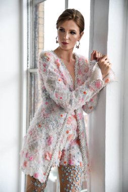 New York, Ny - 15 Nisan: New York Moda Haftası'nda Ines Di Santo İlkbahar 2020 gelinlik moda sunumu sırasında poz veren bir model: Gelinlik Nisan'da 15, 2019 Nyc.