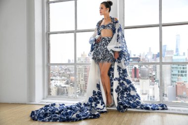 New York, Ny - 15 Nisan: New York Moda Haftası'nda Ines Di Santo İlkbahar 2020 gelinlik moda sunumu sırasında poz veren bir model: Gelinlik Nisan'da 15, 2019 Nyc.