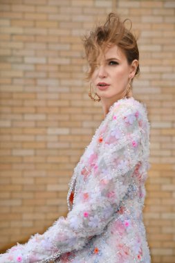 New York, Ny - 15 Nisan: New York Moda Haftası'nda Ines Di Santo İlkbahar 2020 gelinlik moda sunumu sırasında poz veren bir model: Gelinlik Nisan'da 15, 2019 Nyc.