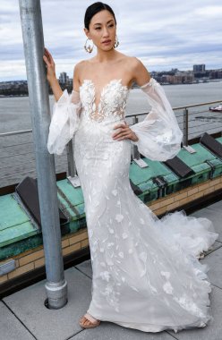 New York, Ny - 15 Nisan: New York Moda Haftası'nda Ines Di Santo İlkbahar 2020 gelinlik moda sunumu sırasında poz veren bir model: Gelinlik Nisan'da 15, 2019 Nyc.