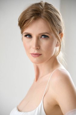 New York, Ny - 15 Nisan: New York Moda Haftası'nda Ines Di Santo İlkbahar 2020 gelinlik moda sunumu sırasında poz veren bir model: Gelinlik Nisan'da 15, 2019 Nyc.