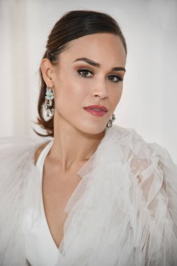 New York, Ny - 15 Nisan: New York Moda Haftası'nda Ines Di Santo İlkbahar 2020 gelinlik moda sunumu sırasında poz veren bir model: Gelinlik Nisan'da 15, 2019 Nyc.