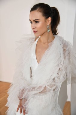 New York, Ny - 15 Nisan: New York Moda Haftası'nda Ines Di Santo İlkbahar 2020 gelinlik moda sunumu sırasında poz veren bir model: Gelinlik Nisan'da 15, 2019 Nyc.