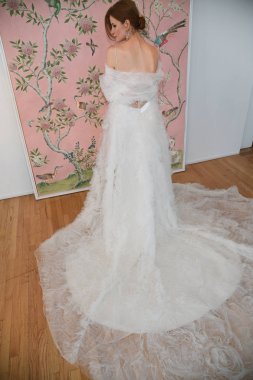 New York, Ny - 15 Nisan: New York Moda Haftası'nda Ines Di Santo İlkbahar 2020 gelinlik moda sunumu sırasında poz veren bir model: Gelinlik Nisan'da 15, 2019 Nyc.