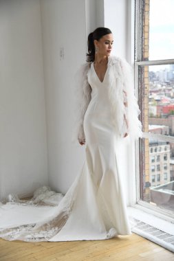 New York, Ny - 15 Nisan: New York Moda Haftası'nda Ines Di Santo İlkbahar 2020 gelinlik moda sunumu sırasında poz veren bir model: Gelinlik Nisan'da 15, 2019 Nyc.