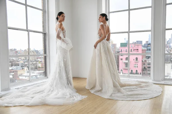 4月15日 模特在纽约时装周的伊内斯迪圣托2020年春季婚礼时装展示 2019年4月15日在纽约举行婚礼 — 图库照片