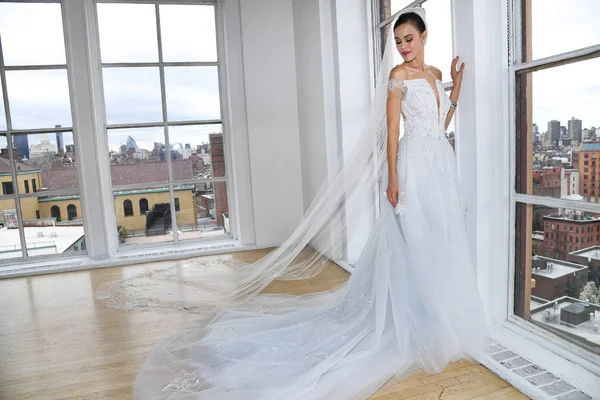 New York April Modell Poserar Ines Santo Våren 2020 Bridal — Stockfoto