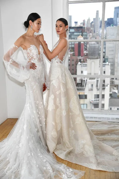 4月15日 模特在纽约时装周的伊内斯迪圣托2020年春季婚礼时装展示 2019年4月15日在纽约举行婚礼 — 图库照片