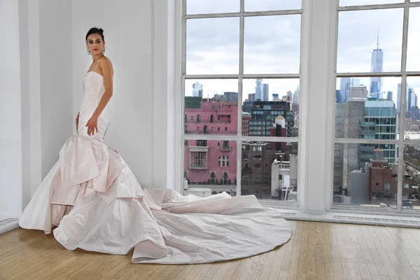 Nueva York Abril Una Modelo Posando Durante Presentación Moda Nupcial — Foto de Stock
