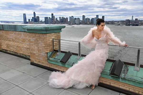 Nueva York Abril Una Modelo Posando Durante Presentación Moda Nupcial — Foto de Stock